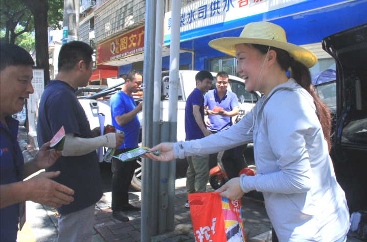 酷暑送清涼，關(guān)懷沁人心